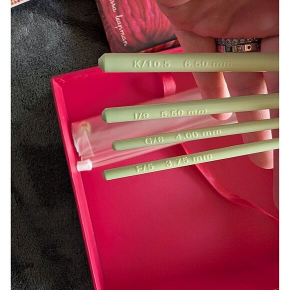 Melissa Leapman Cozy Crochet Kit - Instructions and Tools for 25 Projects - Picture 6 of 6